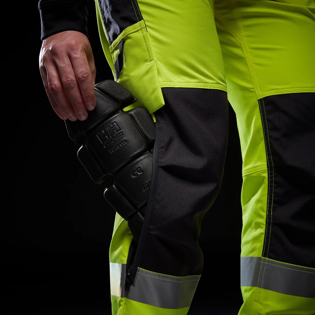 Helly Hansen Alna 4X Hi Vis Latzhose | Warnschutz Klasse 2 – Bild 2